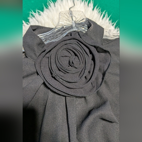 Elegant Black Women's Top with Floral Detail - Picture 4 of 7